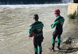 Buscan al hombre desaparecido en la playa fluvial.