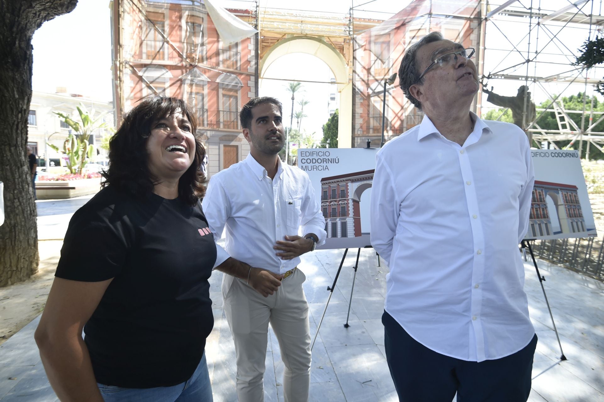 La instalación del pórtico de los Huertos del Malecón, en imágenes