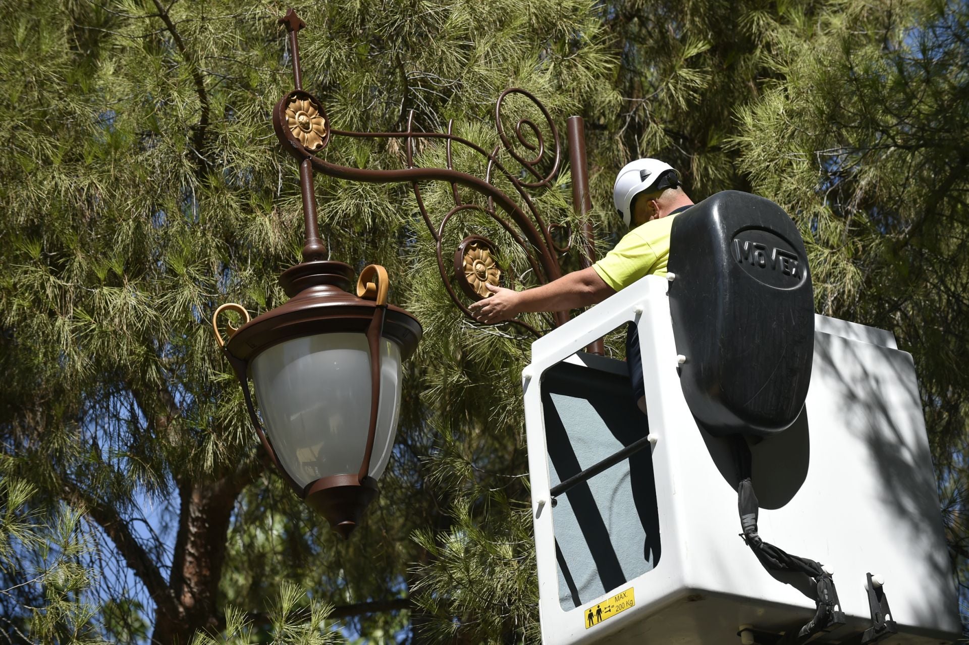 La instalación del pórtico de los Huertos del Malecón, en imágenes