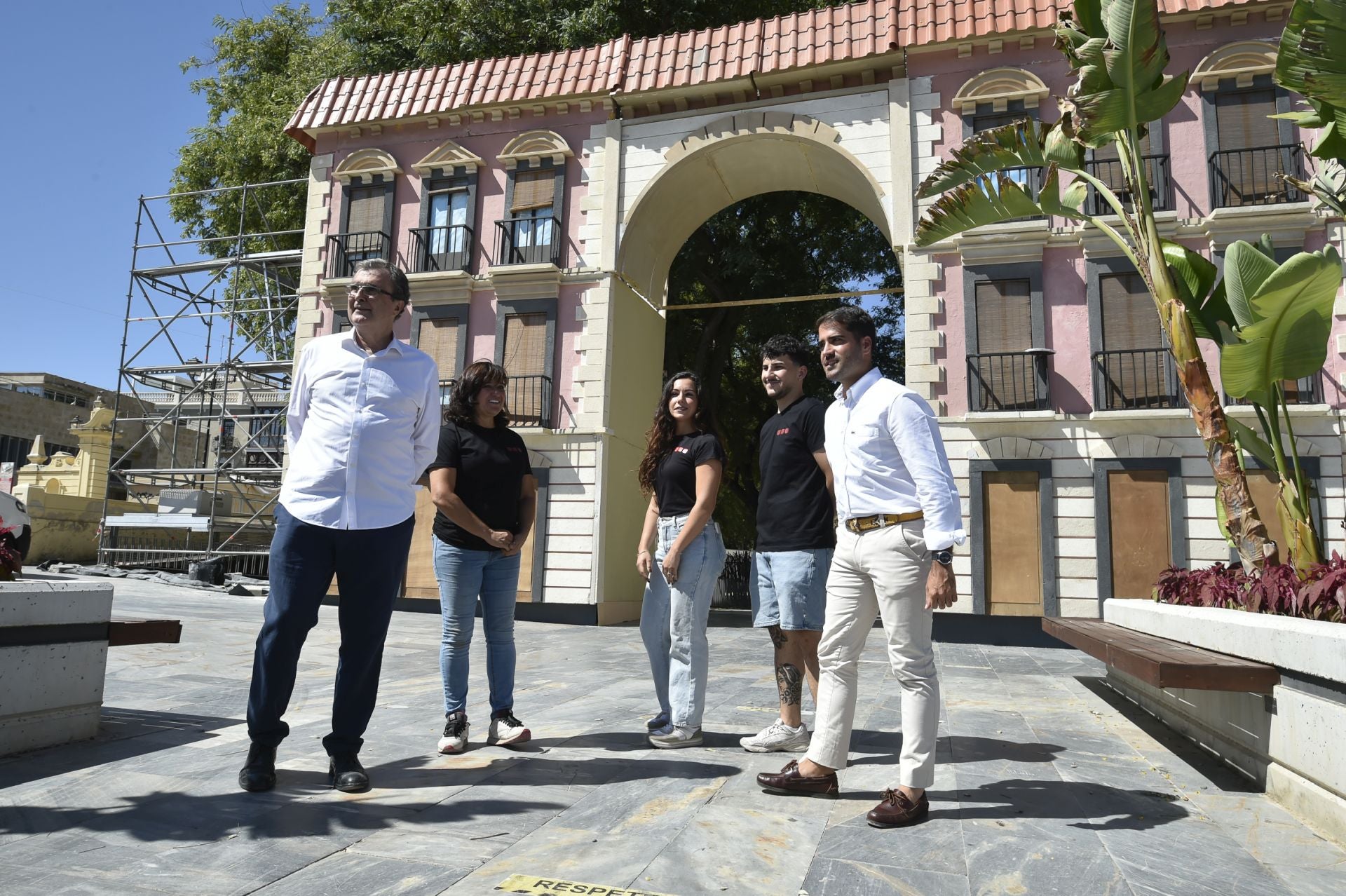 La instalación del pórtico de los Huertos del Malecón, en imágenes