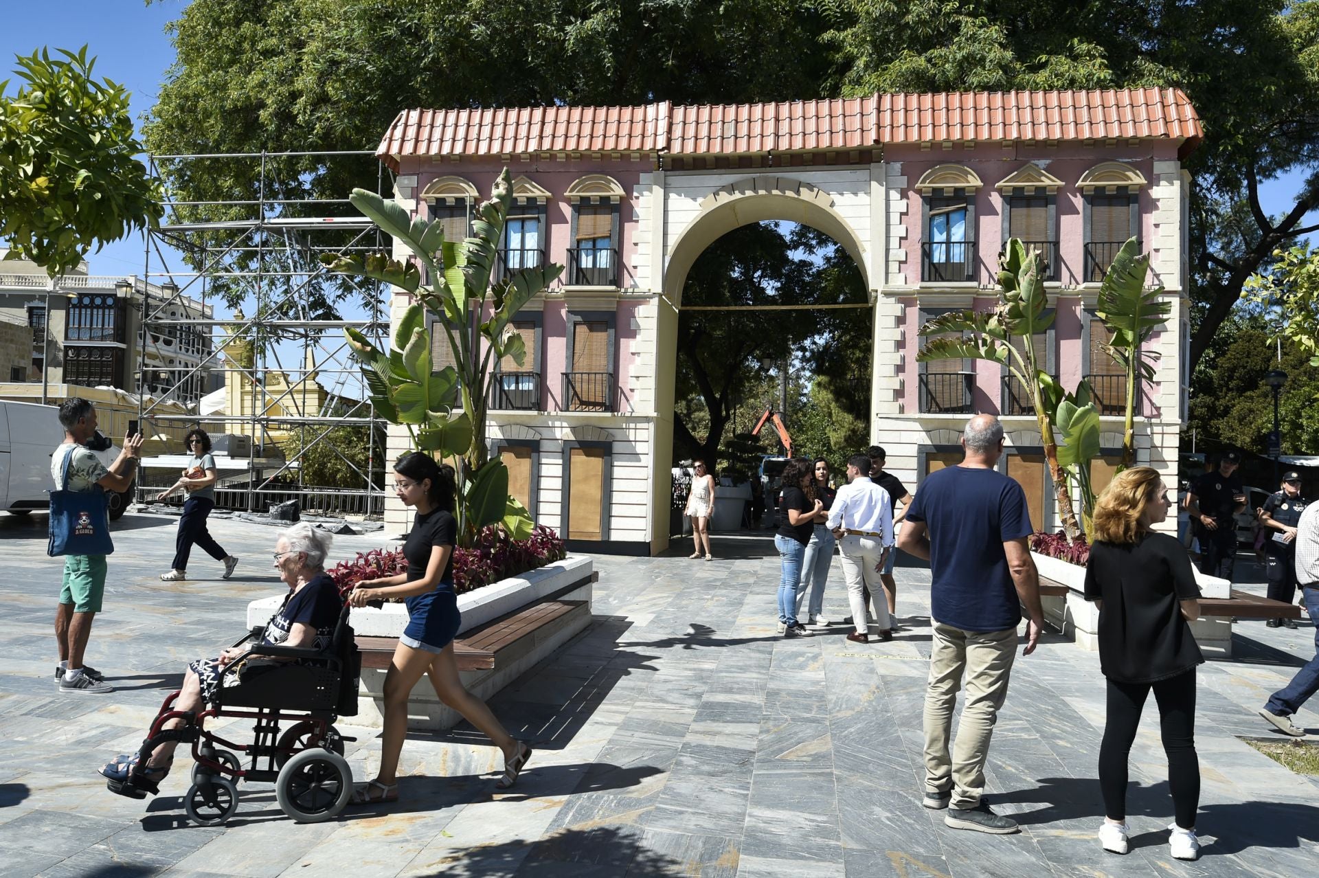 La instalación del pórtico de los Huertos del Malecón, en imágenes