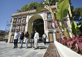 La instalación del pórtico de los Huertos del Malecón, en imágenes