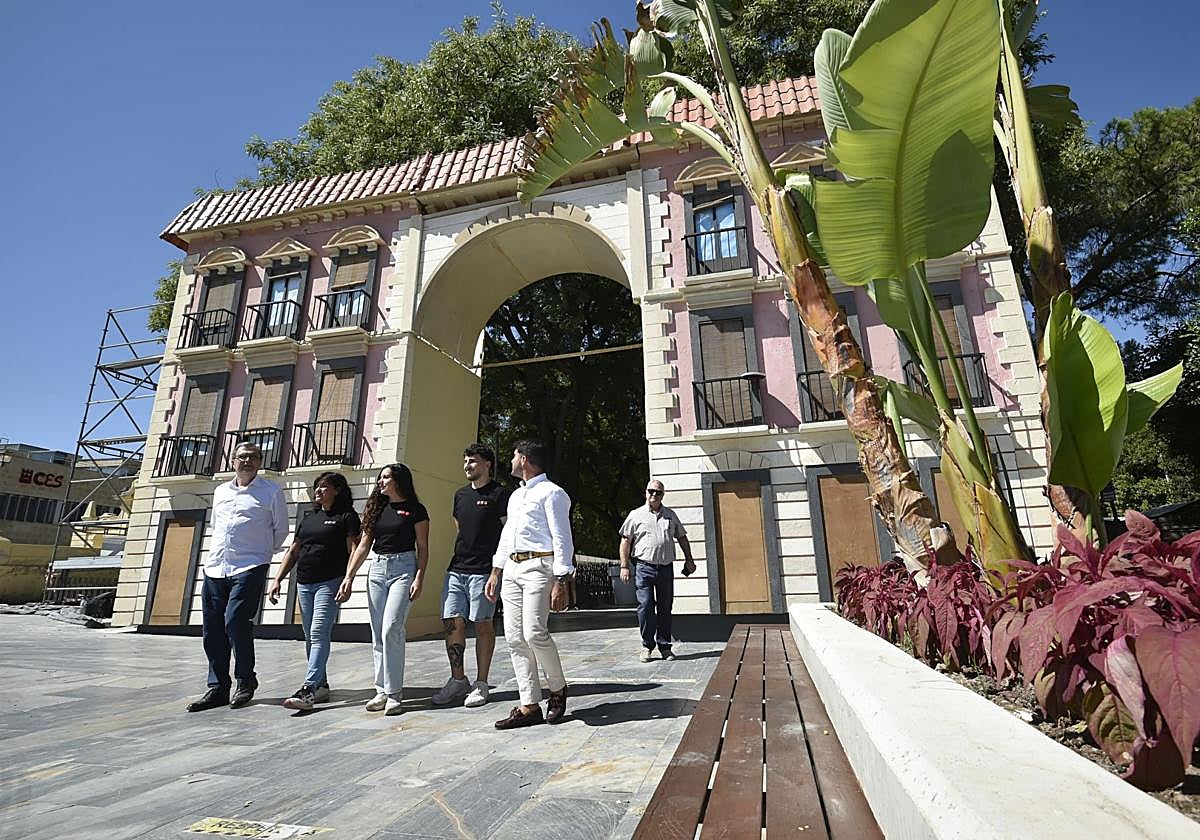 La instalación del pórtico de los Huertos del Malecón, en imágenes