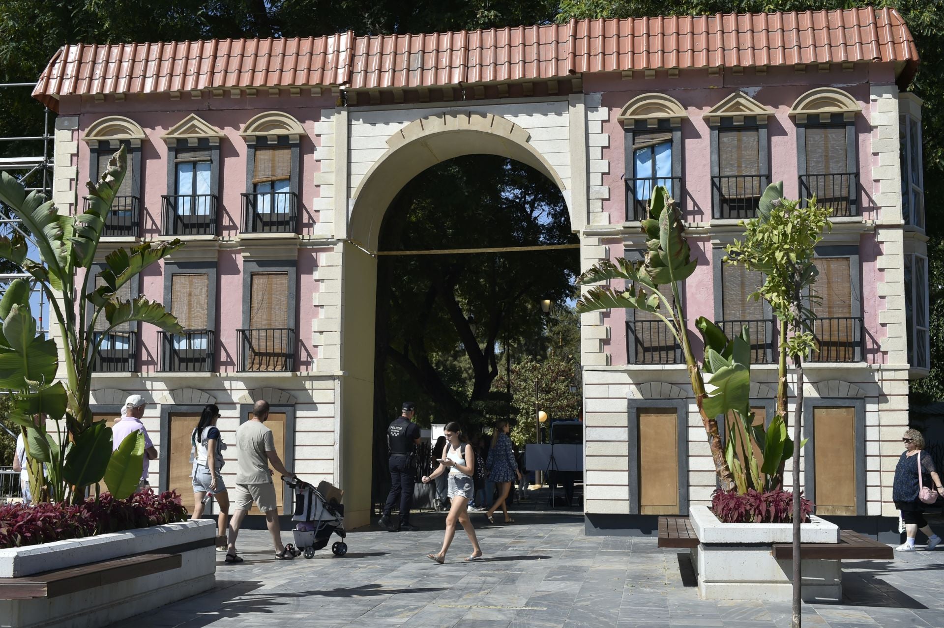 La instalación del pórtico de los Huertos del Malecón, en imágenes