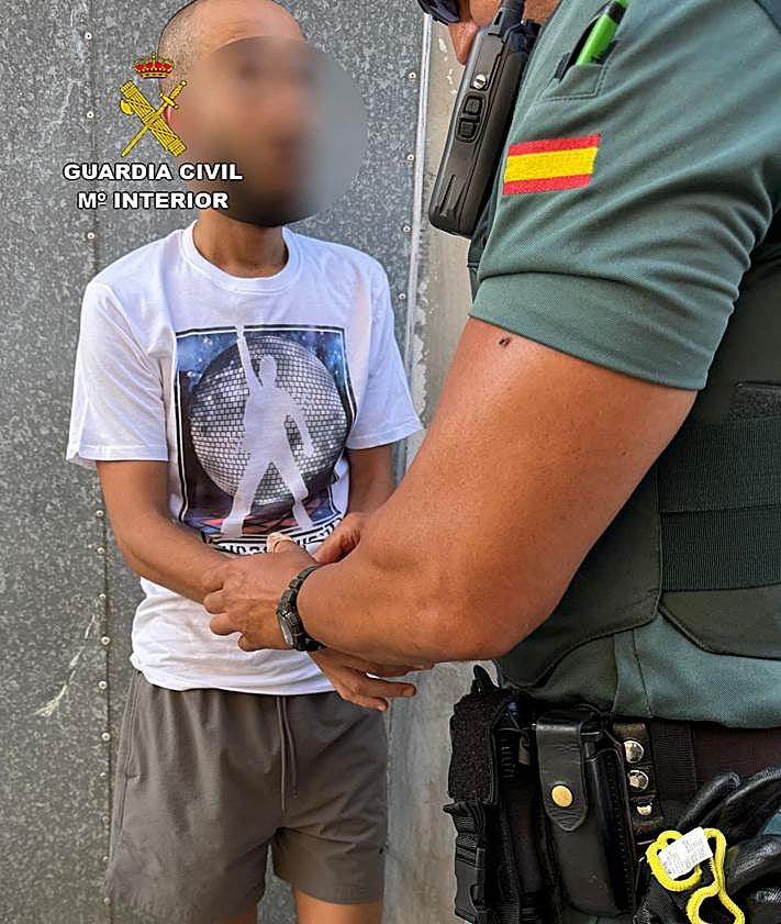 Imagen secundaria 2 - Dos de los seis arrestados. 