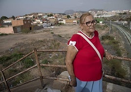 María Ángeles Vila, junto a la parcela municipal contaminada de Los Mateos.