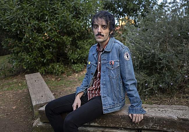 De Fuente Librilla (Mula). Santos Martínez firma 'Ropasuelta', publicada por la editorial Hoja de Lata.