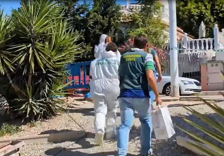 Los investigadores de Policía Judicial llegan a la casa en la que se han encontrado los restos.
