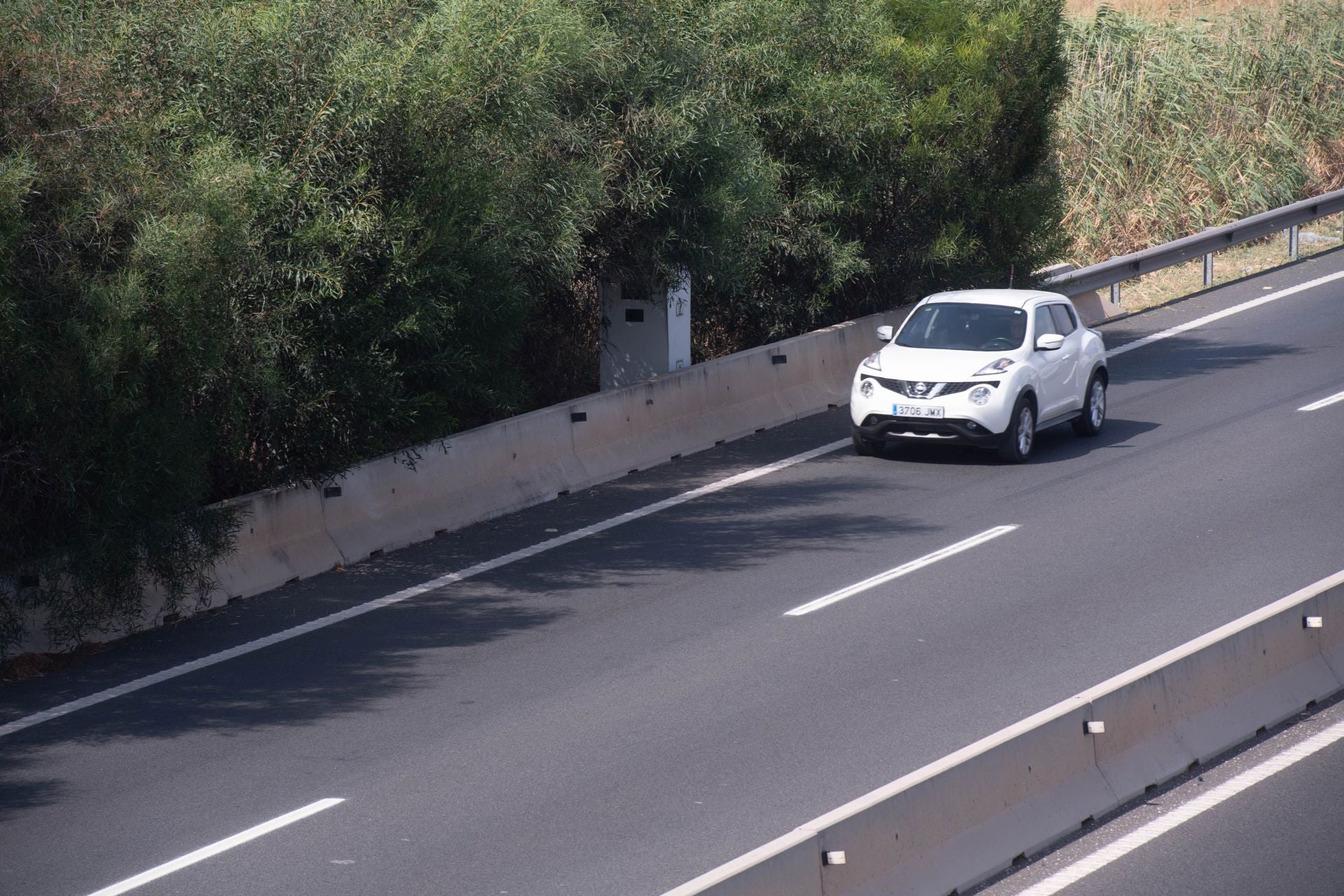 Un conductor circula junto al radar de la MU-30, en El Palmar.