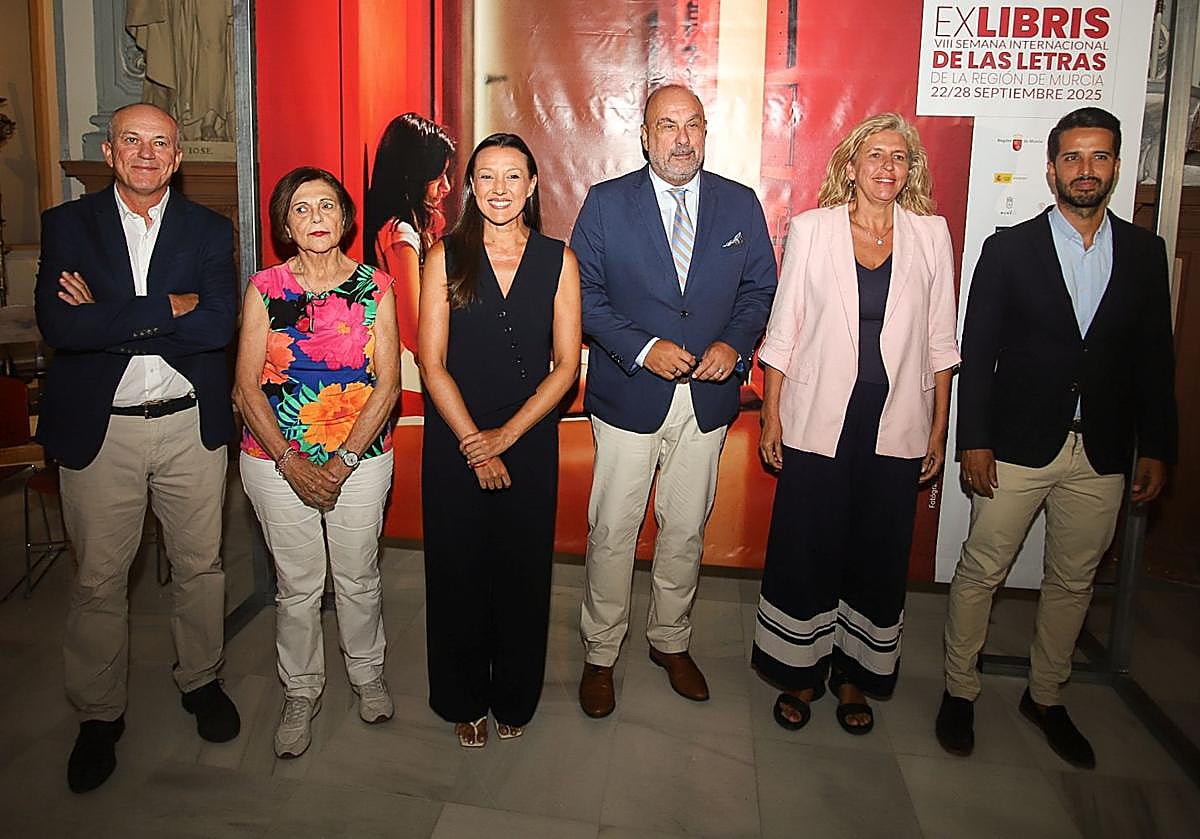 Longinos Marín (UMU); Rosa Peñalver (Fundación Mediterráneo); la consejera de Cultura, Carmen Conesa; Victorio Melgaralejo, organizador de ExLibris; la concejala de Gobierno Abierto del Ayto. de Murcia, Mercedes Bernabé; y el director general de Patrimonio Cultural, Patricio Sánchez.