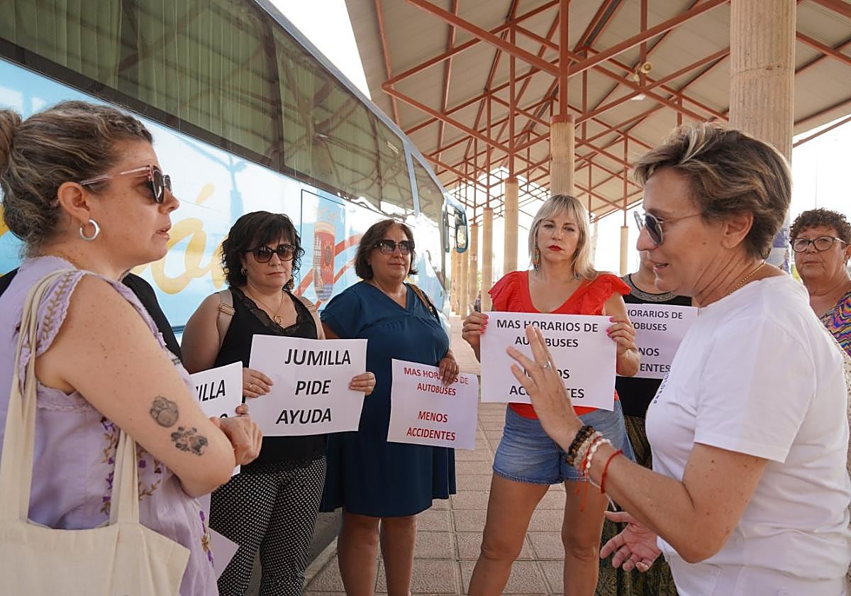 Un grupo de mujeres con carteles durante una movilización reciente para exigir la ampliación del bus.