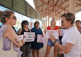 Un grupo de mujeres con carteles durante una movilización reciente para exigir la ampliación del bus.