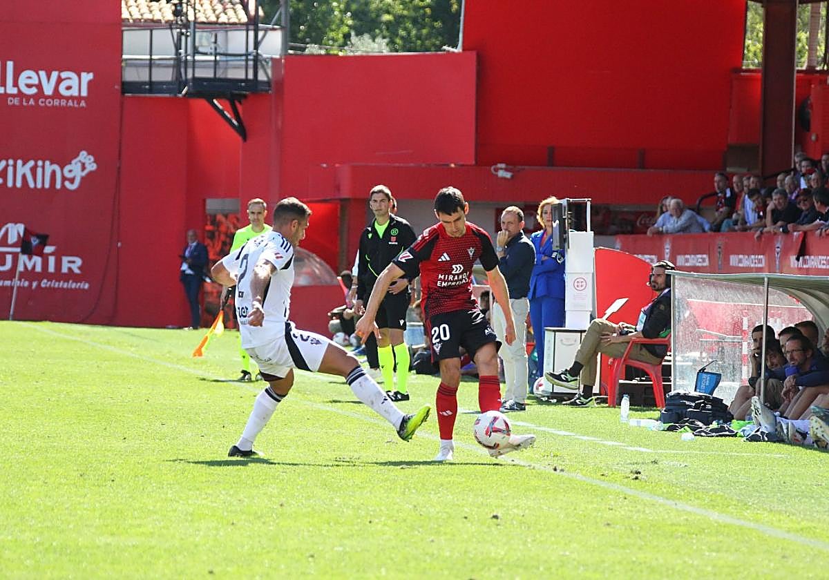 Ander Martín da un pase en un partido de la pasada temporada con el Mirandés en Anduva, ante el Albacete.