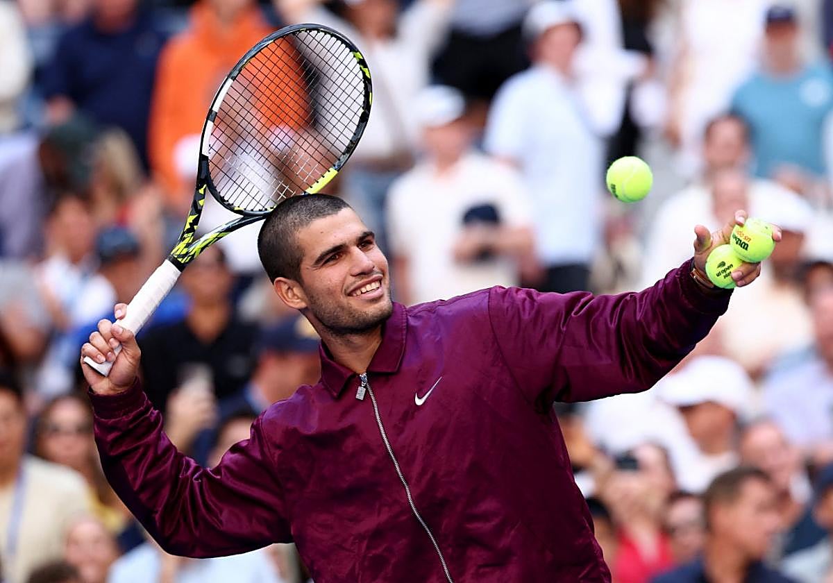 Carlos Alcaraz lanzando pelotas al público tras su triunfo del domingo ante Rinderknech, en la Arthur Ashe de Nueva York.