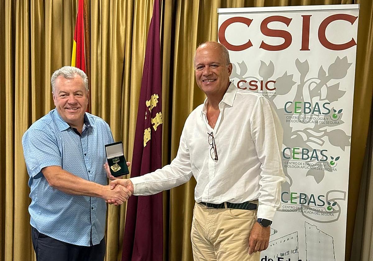 Federico Dicenta López-Higuera (d) recibe la medalla.