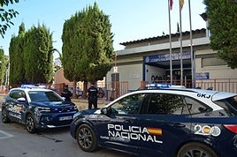 Agentes y vehículos patrulla junto a la comisaría de Molina de Segura.