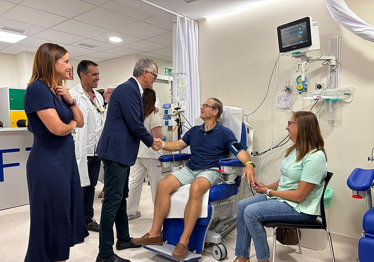 El consejero Pedreño saluda a uno de los pacientes de la Unidad de Fases Tempranas.