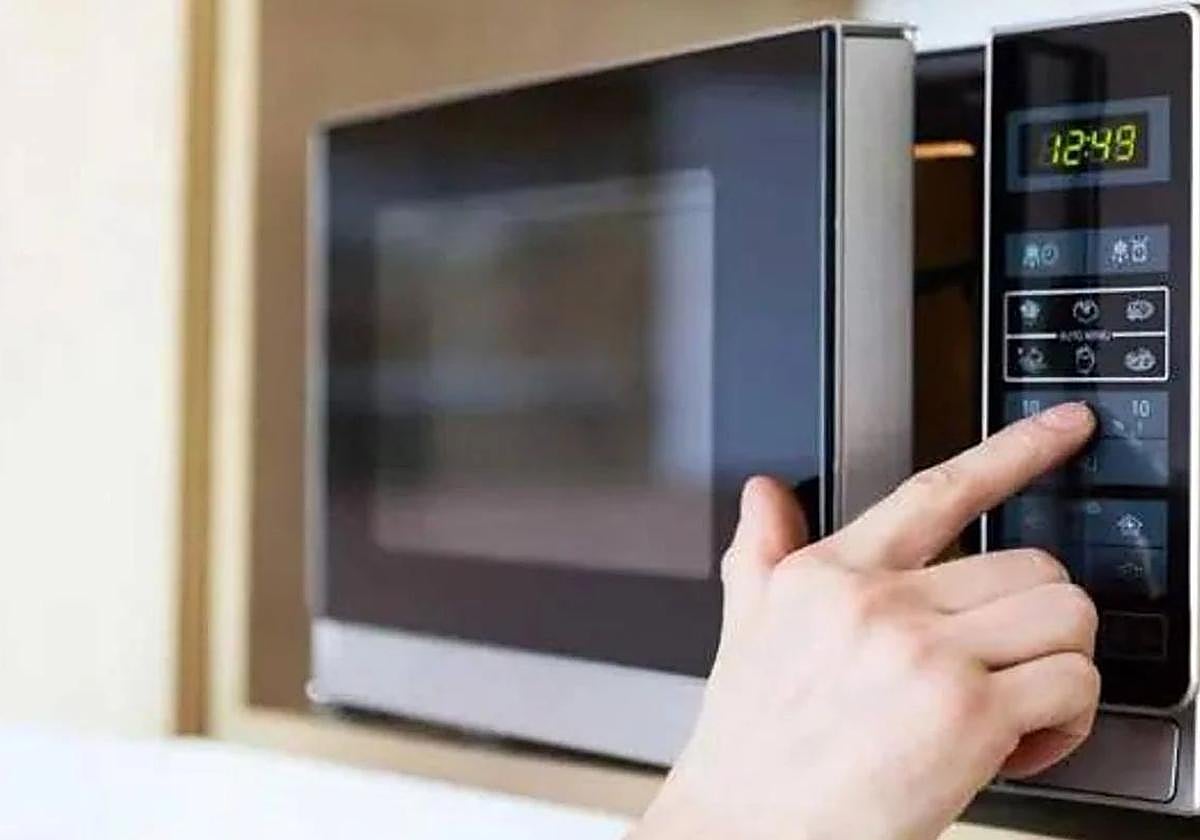 Seis alimentos que nunca deberías recalentar en el microondas.