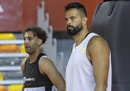 Vítor Faverani, en el entrenamiento de ayer con el Caesa Cartagena en el Palacio.