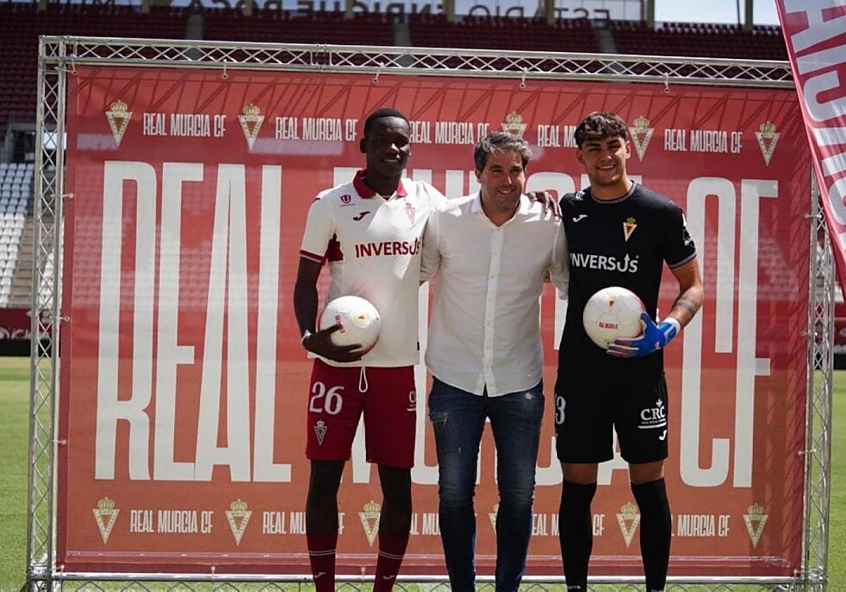 Goiria, junto a Sekou (izquierda) y Piñeiro (derecha).