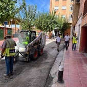 Los operarios ejecutan los trabajos de reasfaltado, ayer, en Molina.