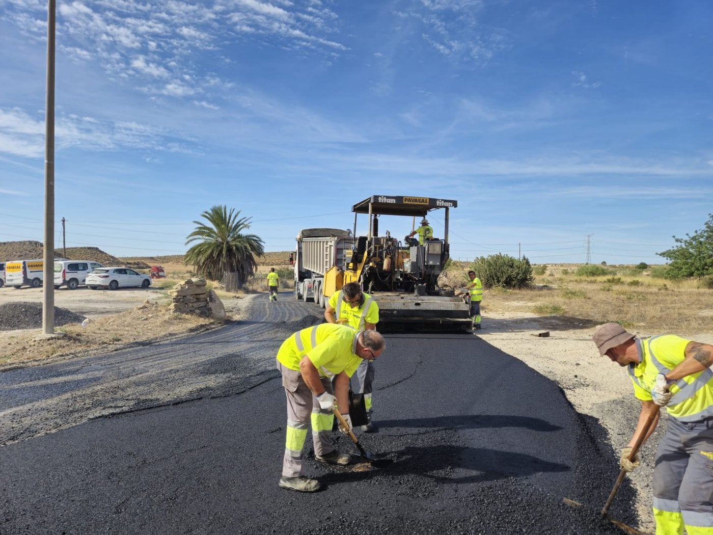 Ejecución de las obras de renovación de asfalto en la carretera de Corvera, en Baños y Mendigo, ayer.