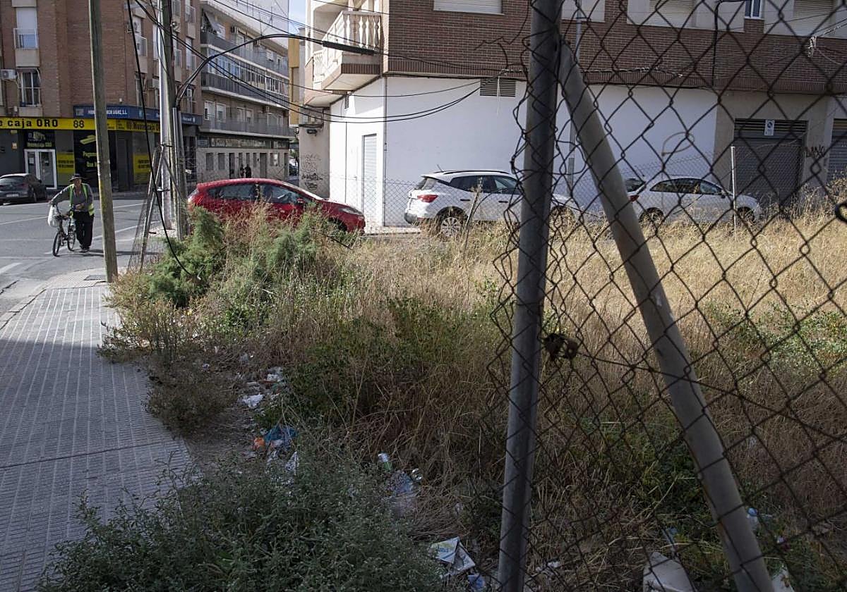 Uno de los solares que peor estado presentan es el situado en la avenida de Colón, cuya valla se ha caído y el cableado roza el suelo.