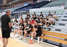 La plantilla de ElPozo Murcia atiende en la mañana del lunes al árbitro Alejandro Martínez.