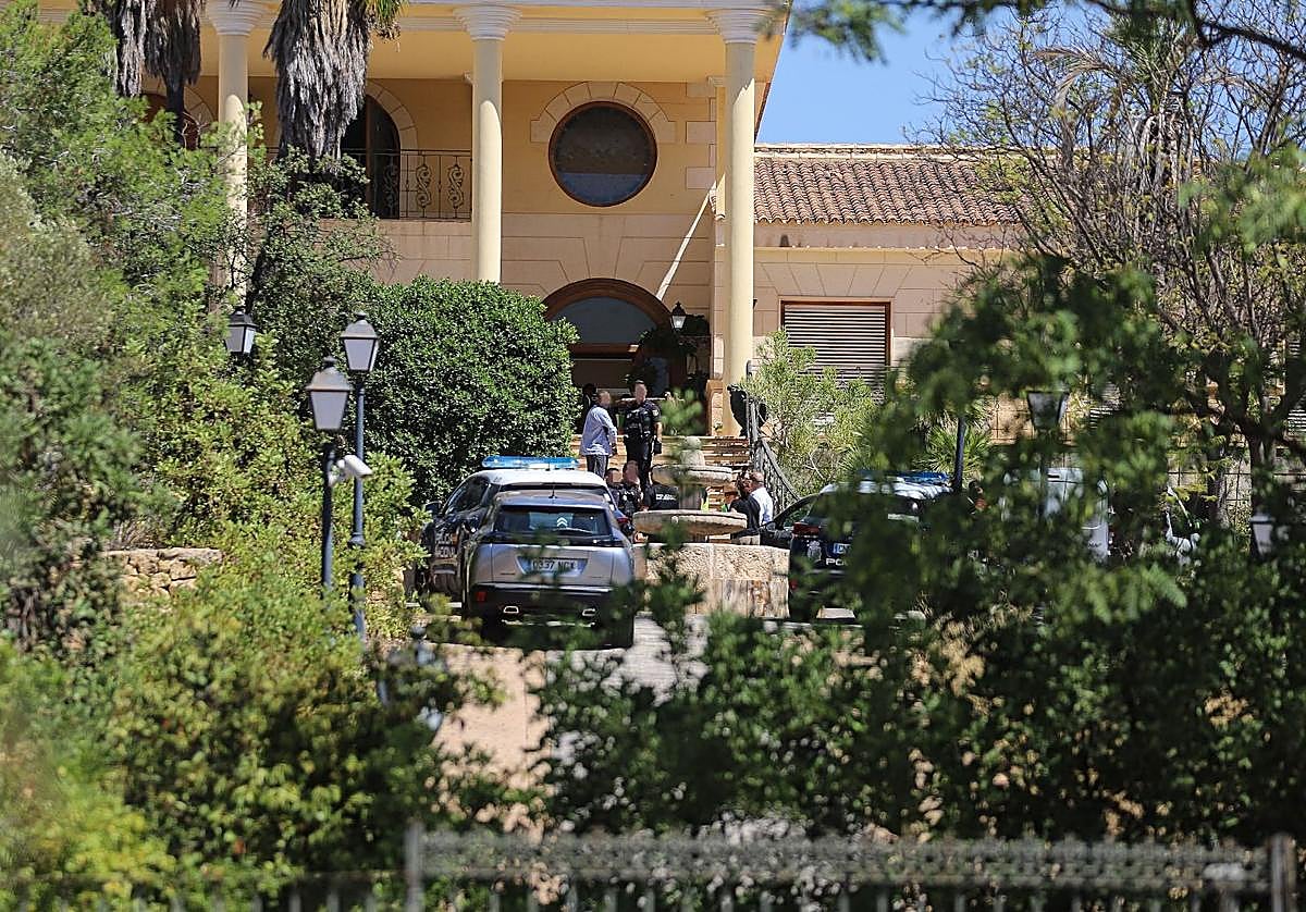 Un vehículo de la Policía Nacional, este miércoles, en el chalé asaltado.