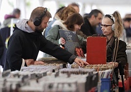 Imagen de archivo de coleccionistas de discos en una feria.