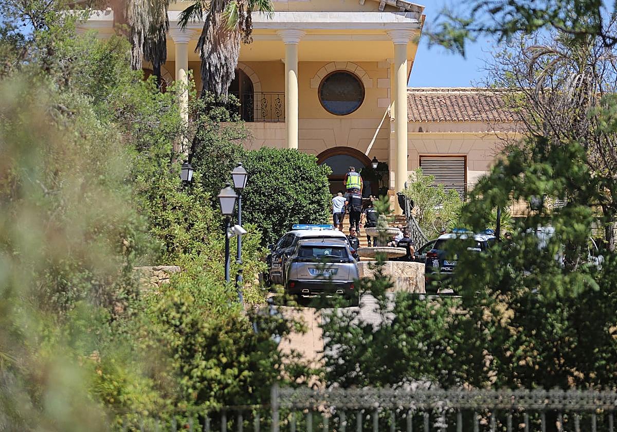 Policías en el chalé asaltado en la urbanización molinense de El Chorrico, este miércoles.