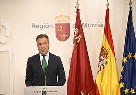 El portavoz del Gobierno regional, Marcos Ortuño, este jueves en rueda de prensa.