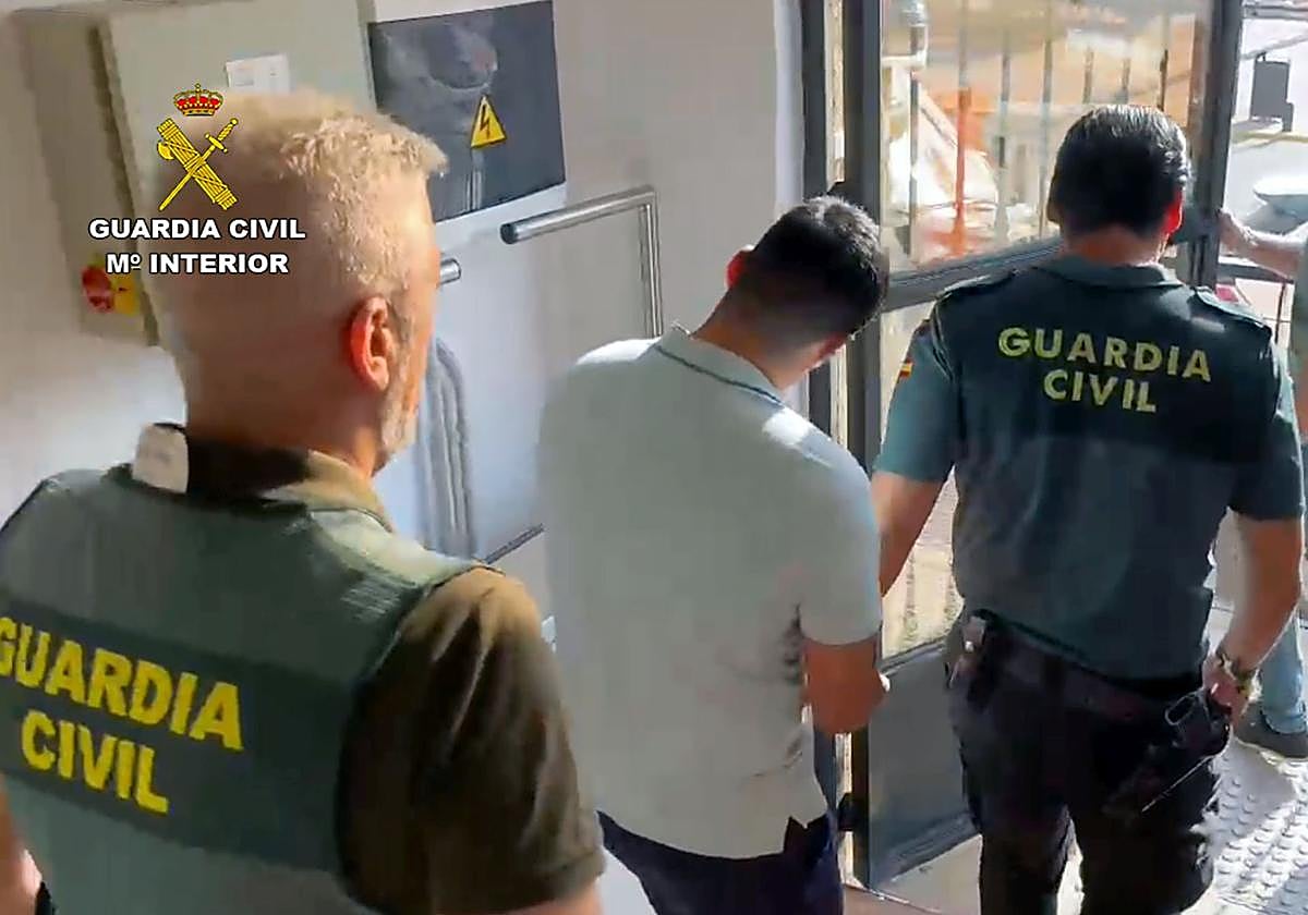 Uno de los arrestados, miembro de la banda chilena.