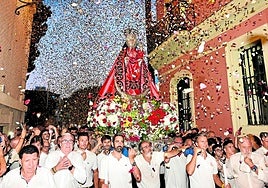 Lluvia de pétalos a la Morenica en su entrada a la plaza de la Catedral, el pasado año.