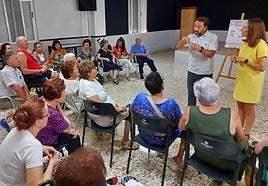 La concejal Ana Belén Martínez, (1ª dcha) y el coordinador de la actividad, durante una de las charlas informativas.