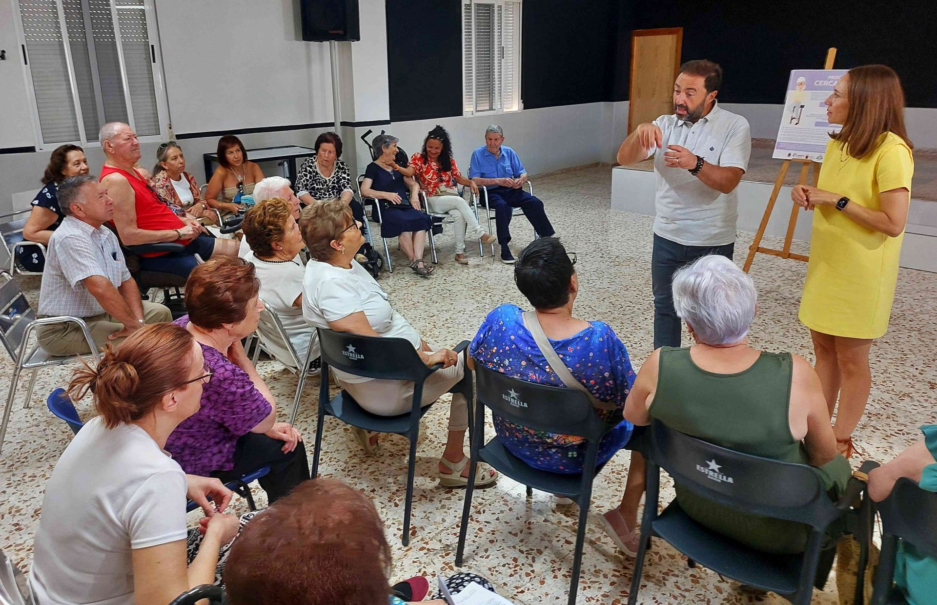 La concejal Ana Belén Martínez, (1ª dcha) y el coordinador de la actividad, durante una de las charlas informativas.