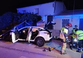 Bomberos excarcelan al ocupante atrapado.