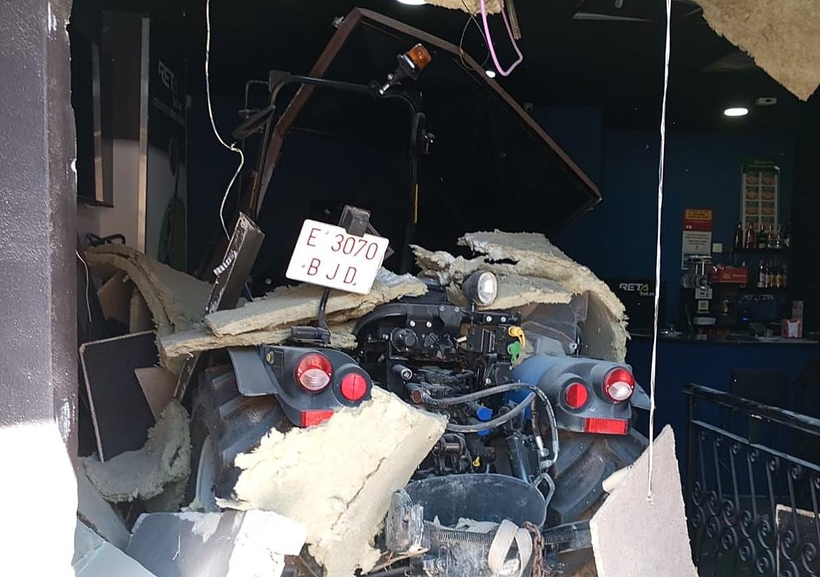 Imagen principal - Destrozos causados en el local.