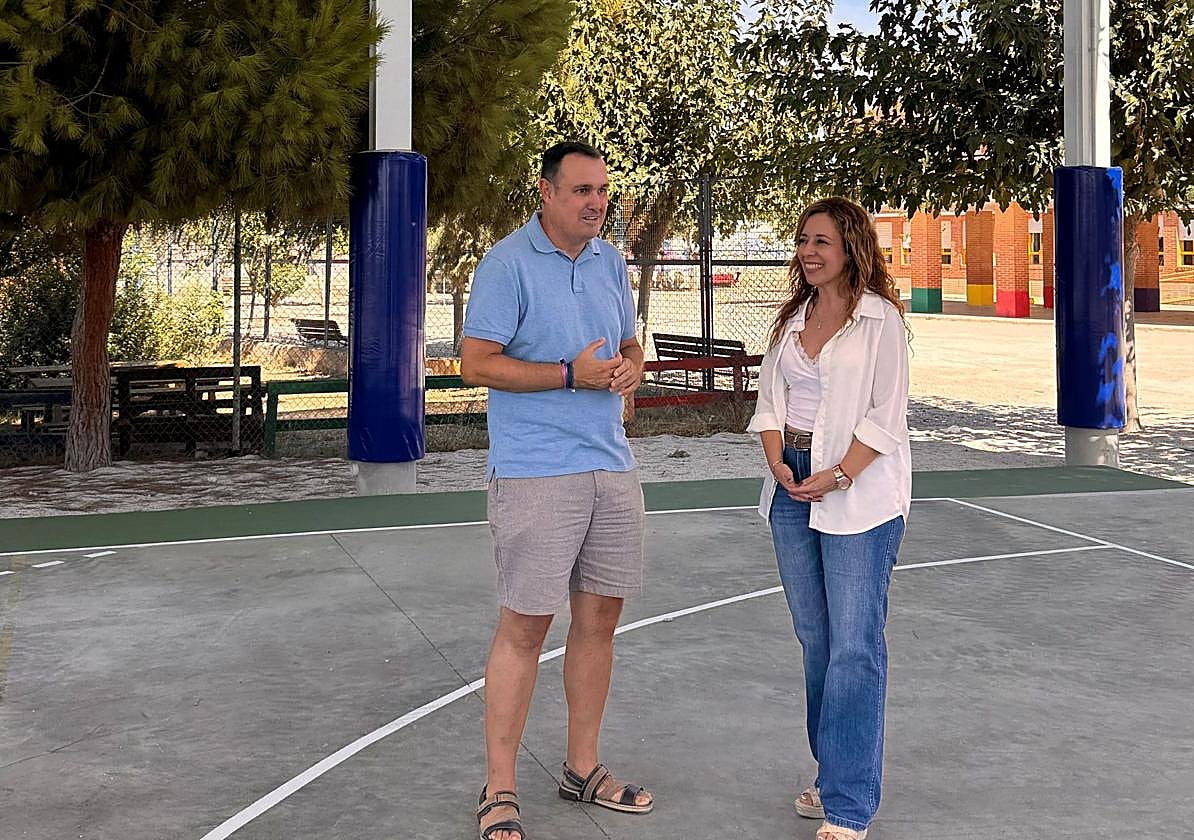 La concejala de Educación, María José Bernal, visitó este jueves el colegio Severo Ochoa, de San Javier, acompañada por el director del centro, Juan Carlos Muñoz.