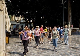 Turistas extranjeros caminando por Cartagena en una imagen de archivo.