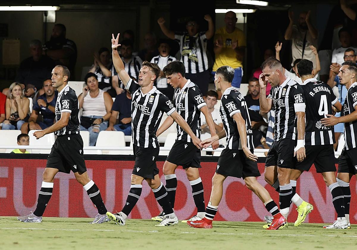 Pablo Larrea celebra su gol junto a sus compañeros.