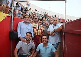 César Pacheco, ayer en Calasparra, con el equipo médico dirigido por el doctor Ricardo Robles (i) que le salvó la vida el pasado año.