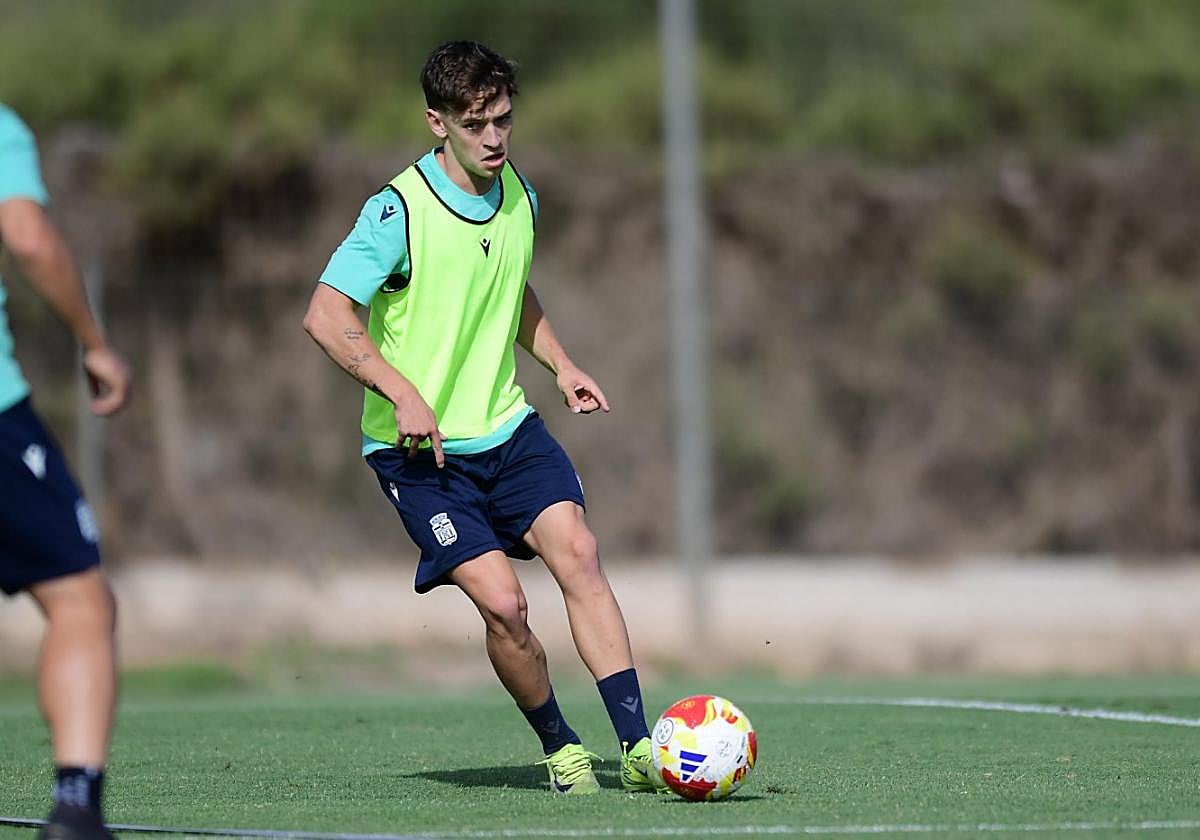 El extremo del Cartagena, Diego Gómez, dando un pase en un entrenamieno.