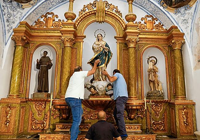 Colocación de la talla restaurada en su hornacina.