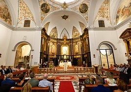 Millán, durante el pregón en el santuario, bajo algunas de las pinturas murales dañadas.