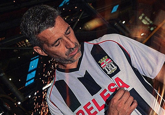 Mariano Sánchez, con la camiseta.