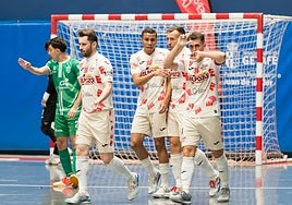 Marcel (d.) celebra un gol en el último amistoso de pretemporada junto a Gadeia, Ligeiro y Rafa.