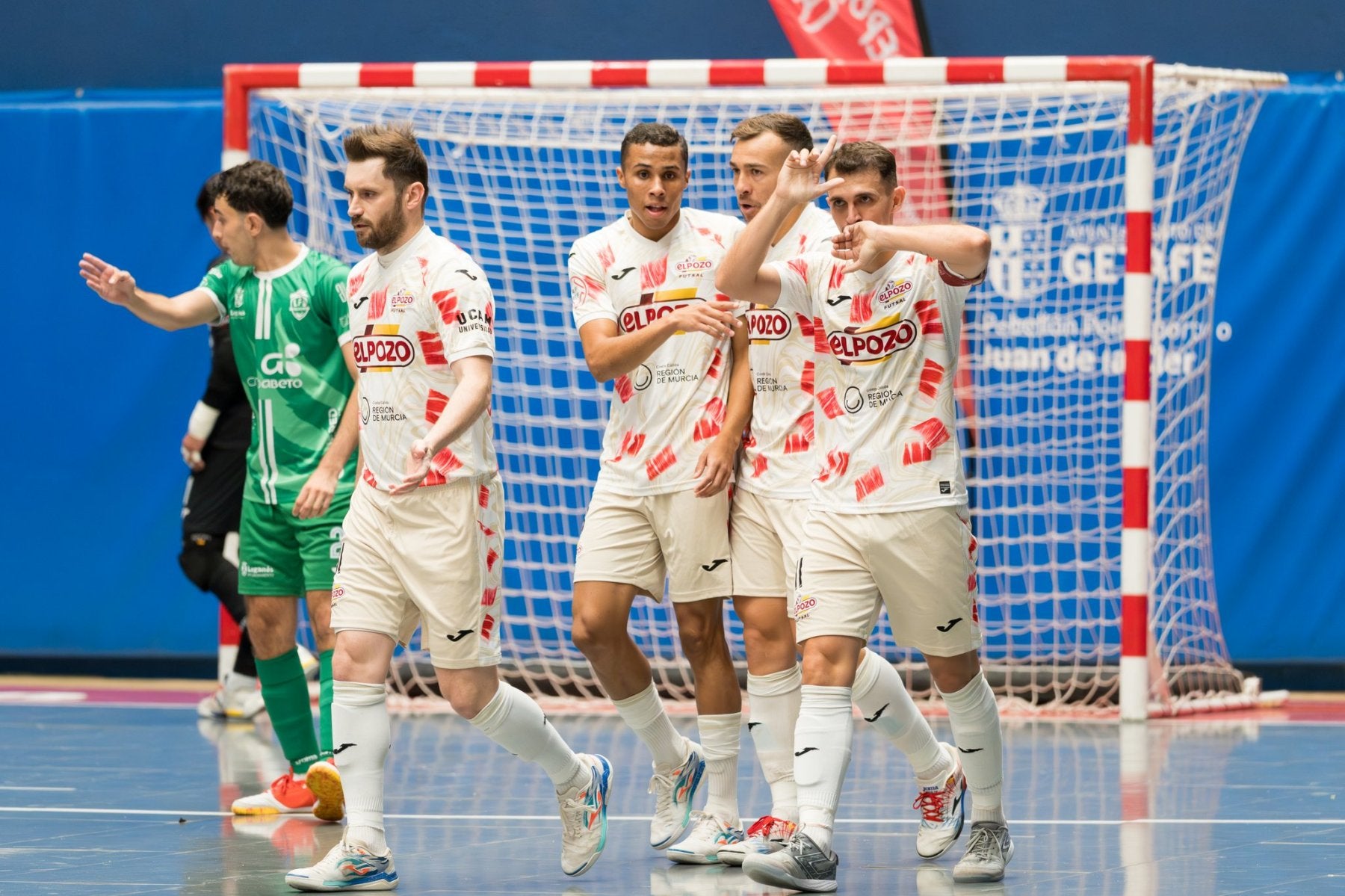 Marcel (d.) celebra un gol en el último amistoso de pretemporada junto a Gadeia, Ligeiro y Rafa.