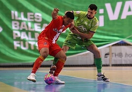 Ossamanmusa protege el balón ante la presión de Deivao.