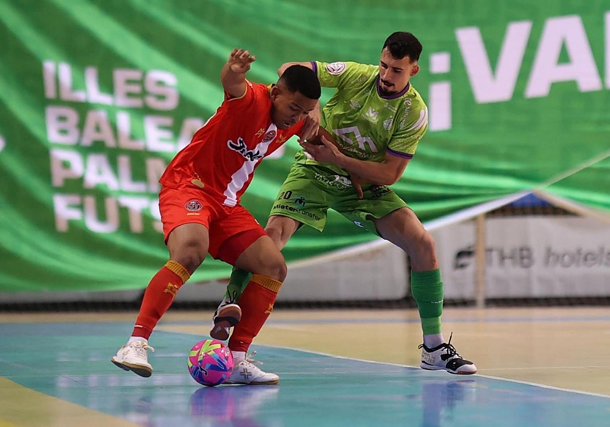 Ossamanmusa protege el balón ante la presión de Deivao.